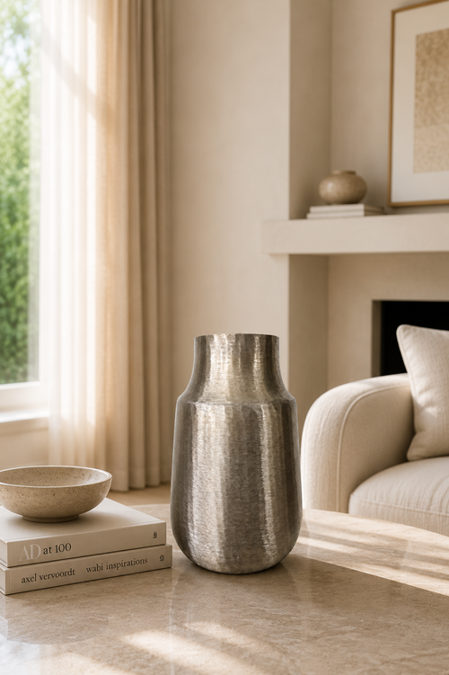 Champagne gouden metalen vaas Milo met elegante facetvorm en luxe geborstelde afwerking