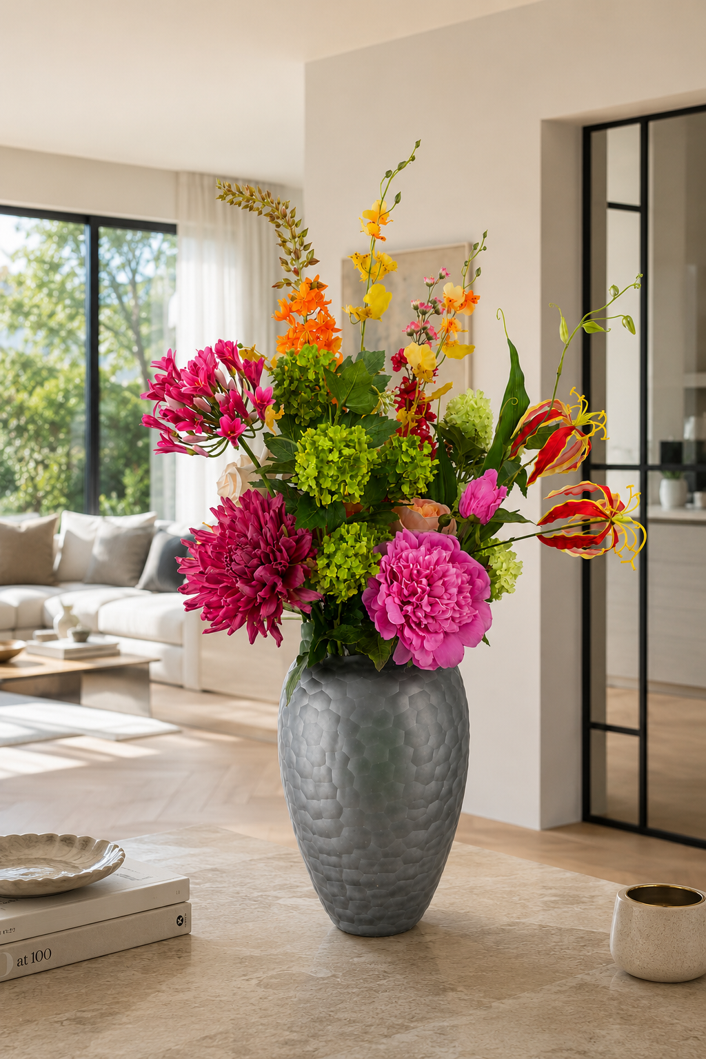 Real Touch kleurrijk kunstboeket Malou Fleurisant in luxe woonkamer