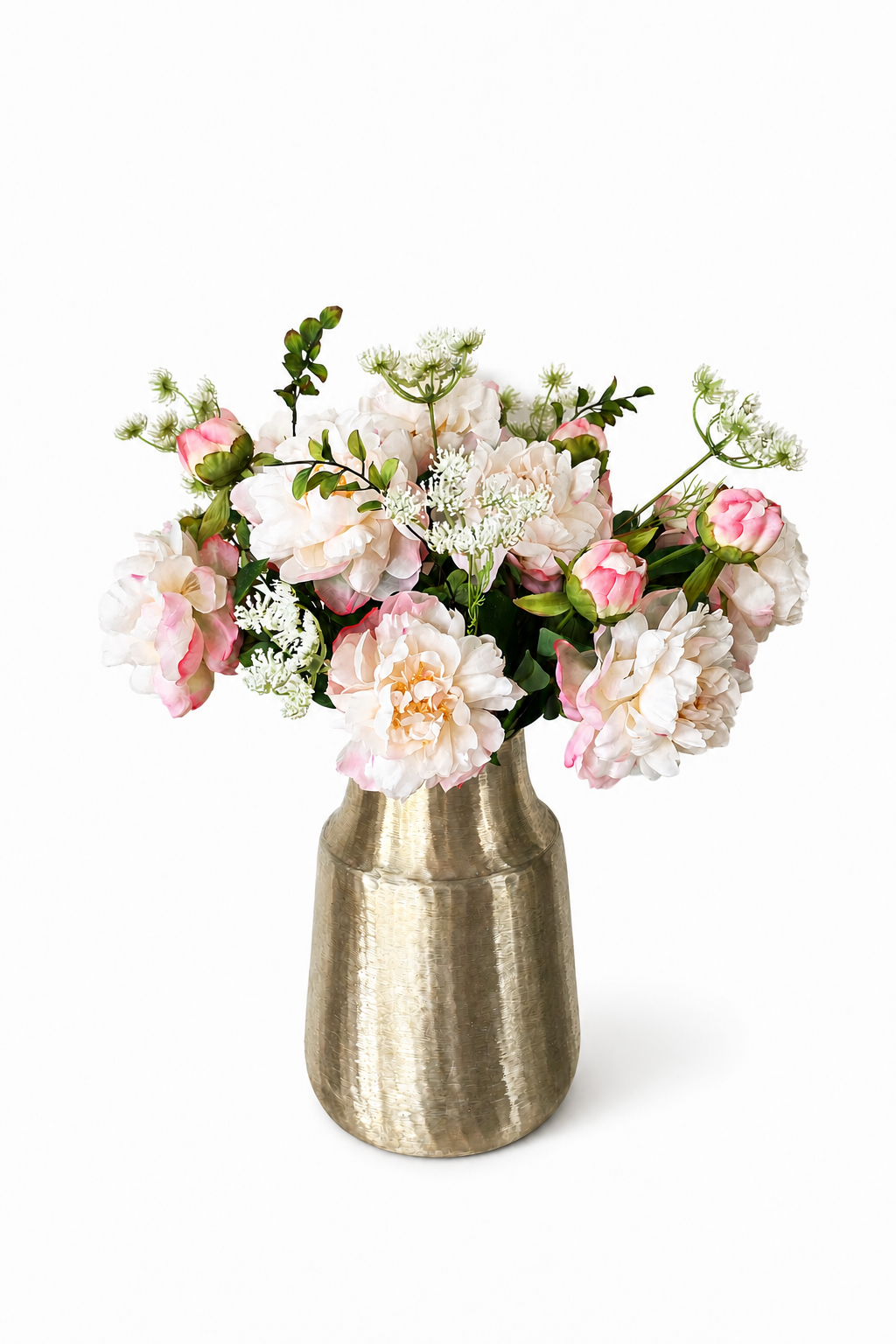 Luxe zijden pioenrozen boeket Peony Charm met volle crème- en lichtroze pioenrozen en verfijnde witte accenten in een gouden designvaas.