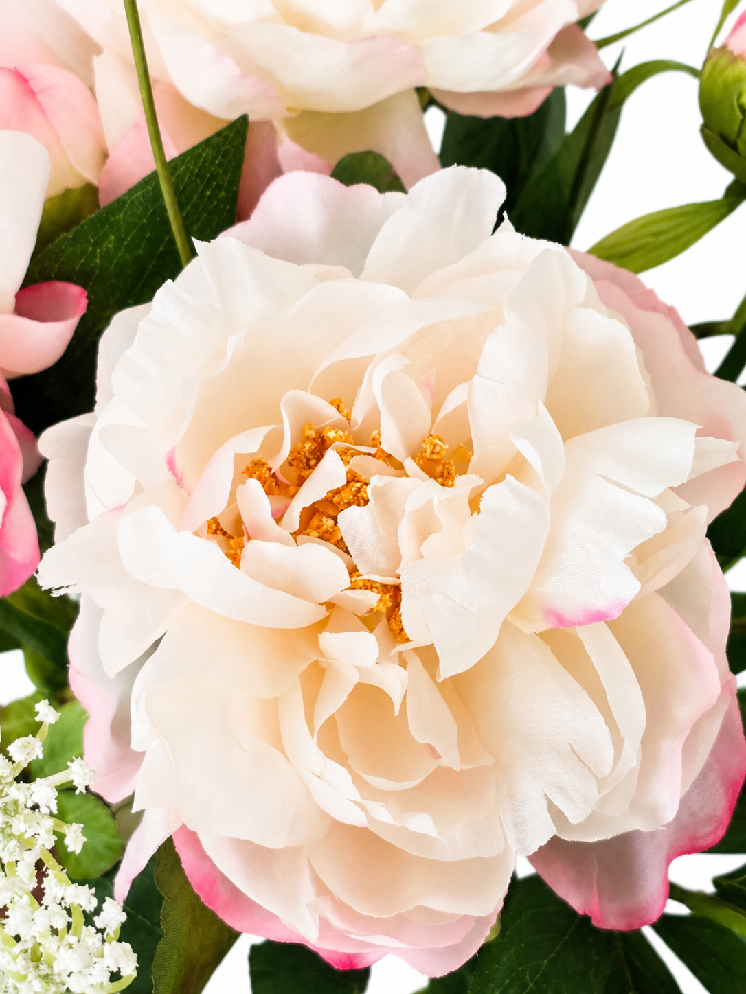 Luxe zijden pioenrozen boeket Peony Charm met volle crème- en lichtroze pioenrozen en verfijnde witte accenten in een gouden designvaas.