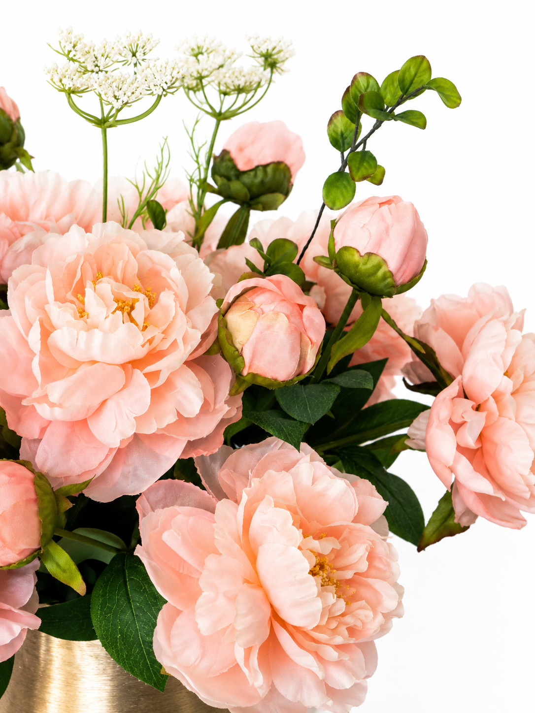 Luxe zijden pioenrozen boeket Peach met perzikkleurige pioenrozen, bloemknoppen en verfijnde groene accenten in een gouden designvaas