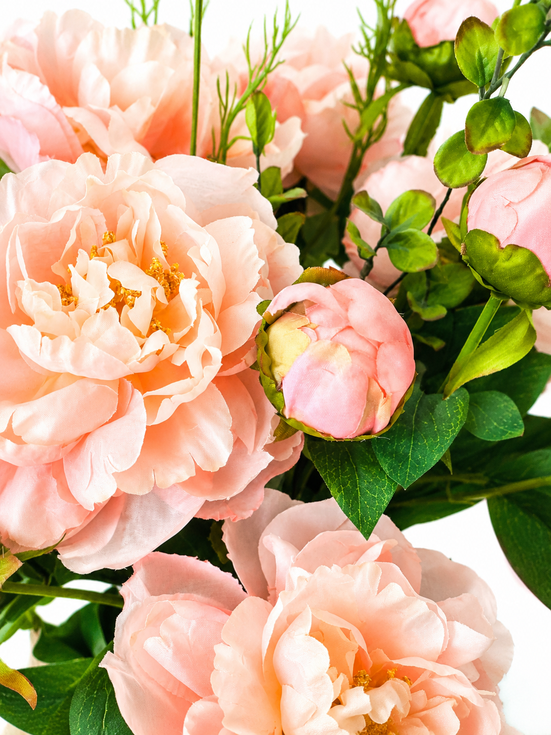 Luxe zijden pioenrozen boeket Peach met perzikkleurige pioenrozen, bloemknoppen en verfijnde groene accenten in een gouden designvaas