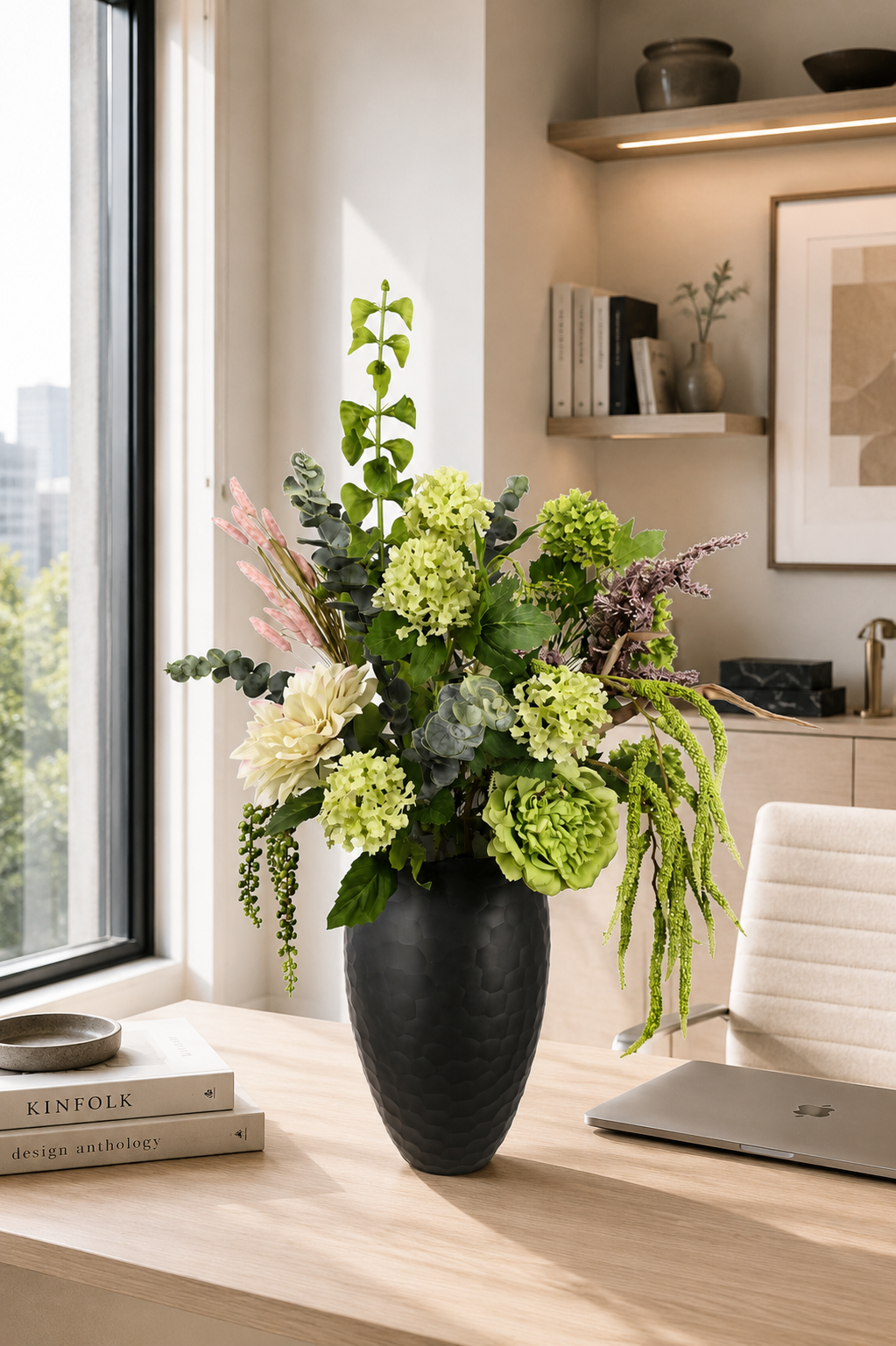 Zijden boeket Ivy met frisse groentinten en natuurlijke bloemen in luxe vaas van Fleurisant