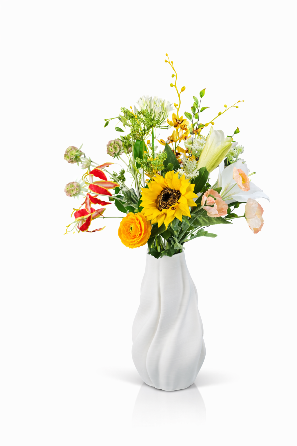 Zijden boeket Anna met kleurrijke bloemen en zonnebloemen in witte vaas van Fleurisant
