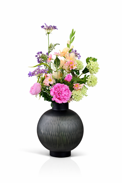 Zijden boeket Clara met roze bloemen en frisse groene accenten in donkere vaas van Fleurisant
