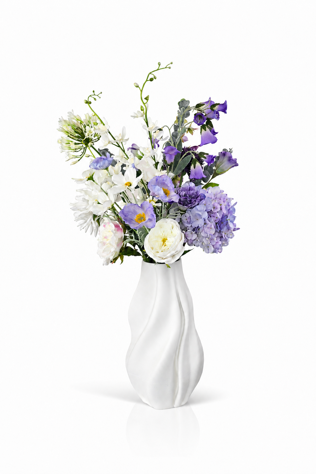 Zijden boeket Ella met paarse en witte bloemen en elegante uitstraling in witte vaas van Fleurisant