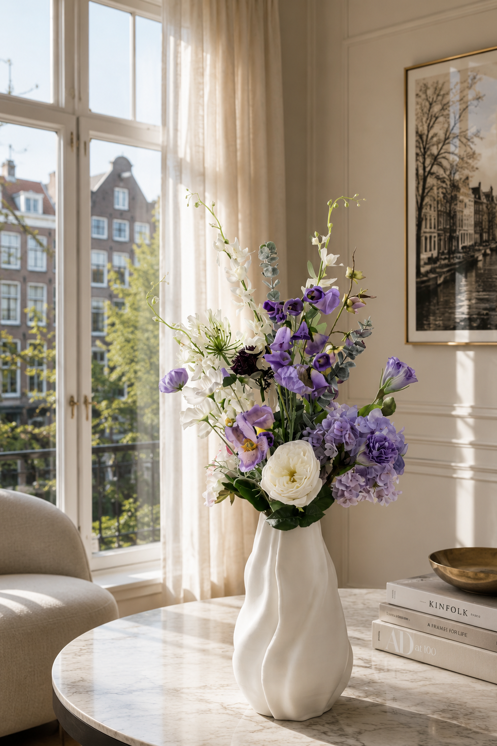 Zijden boeket Ella met paarse en witte bloemen en elegante uitstraling in witte vaas van Fleurisant