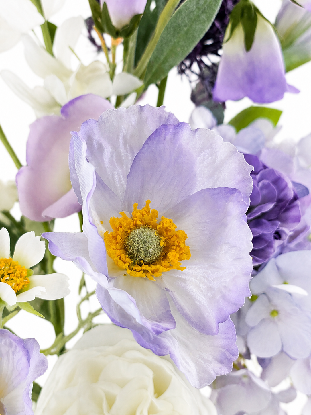 Zijden boeket Ella met paarse en witte bloemen en elegante uitstraling in witte vaas van Fleurisant