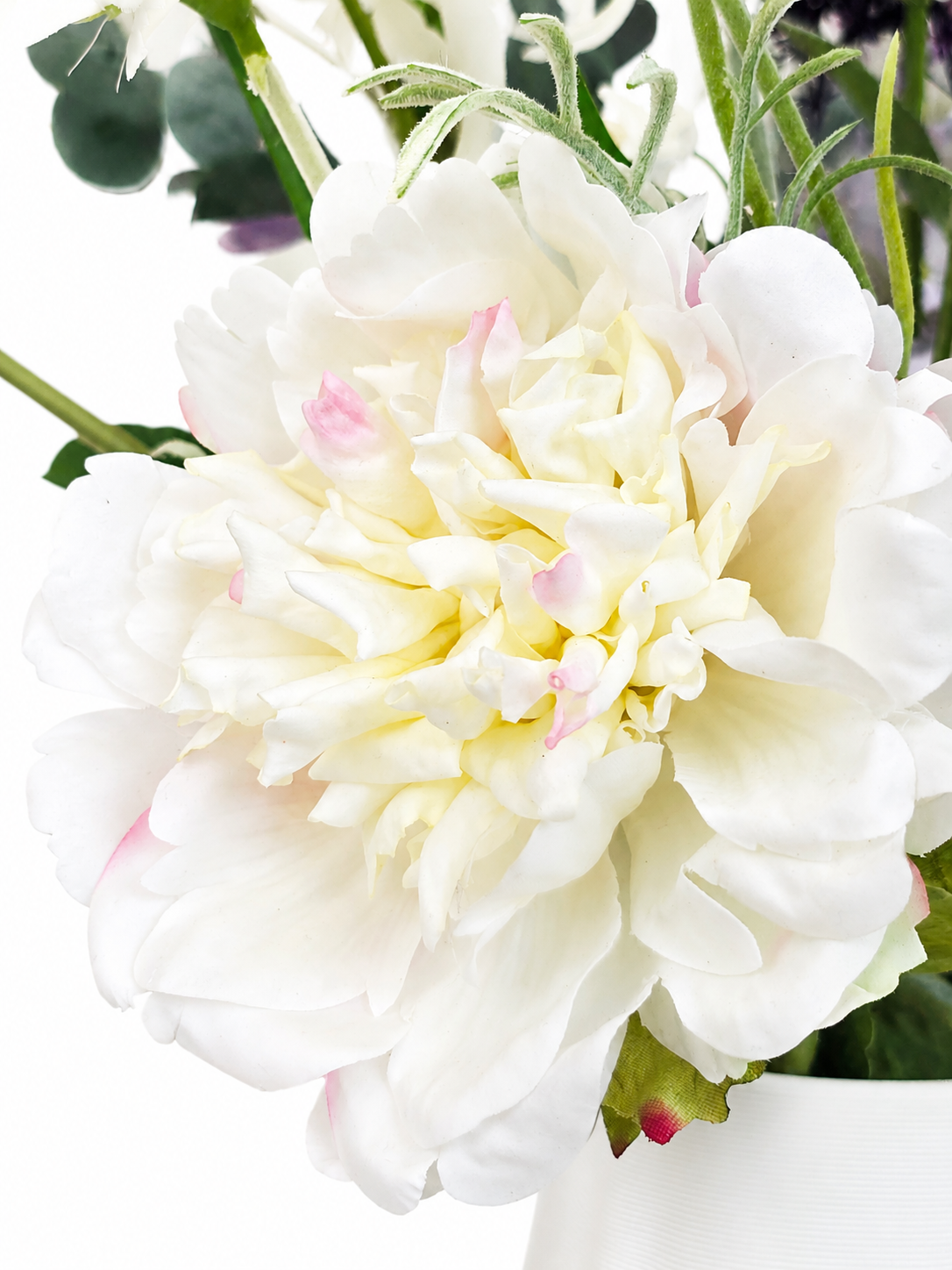Zijden boeket Ella met paarse en witte bloemen en elegante uitstraling in witte vaas van Fleurisant