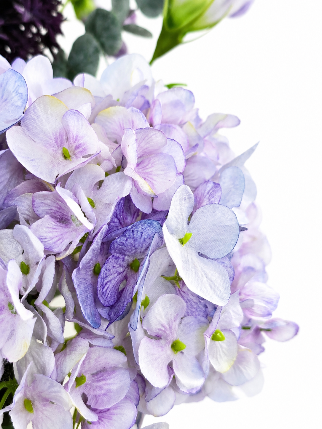 Zijden boeket Ella met paarse en witte bloemen en elegante uitstraling in witte vaas van Fleurisant