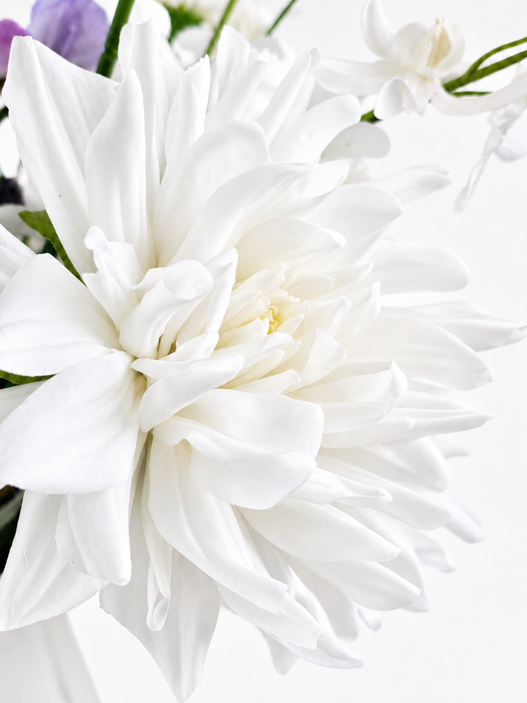 Zijden boeket Ella met paarse en witte bloemen en elegante uitstraling 