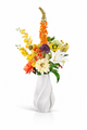 Zijden boeket Emma met warme oranje en gele bloemen in witte vaas van Fleurisant