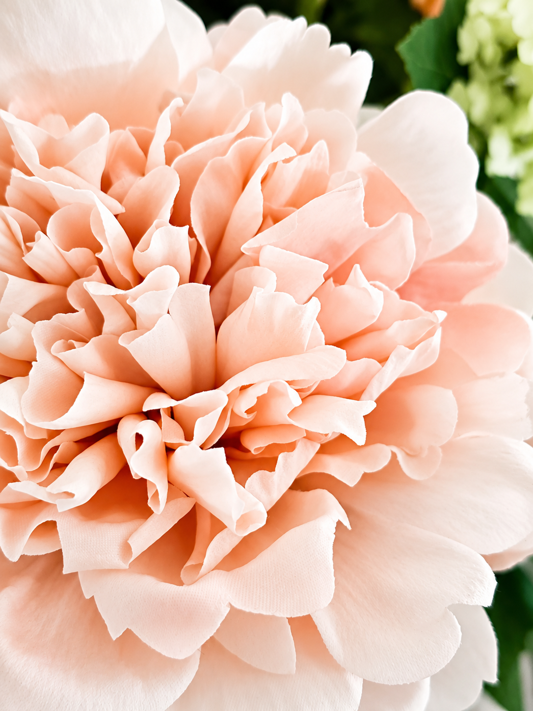 Zijden boeket Hannah met zachte roze en witte bloemen in witte vaas van Fleurisant