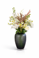 Zijden boeket Jess met witte bloemen en natuurlijke uitstraling in groene vaas van Fleurisant