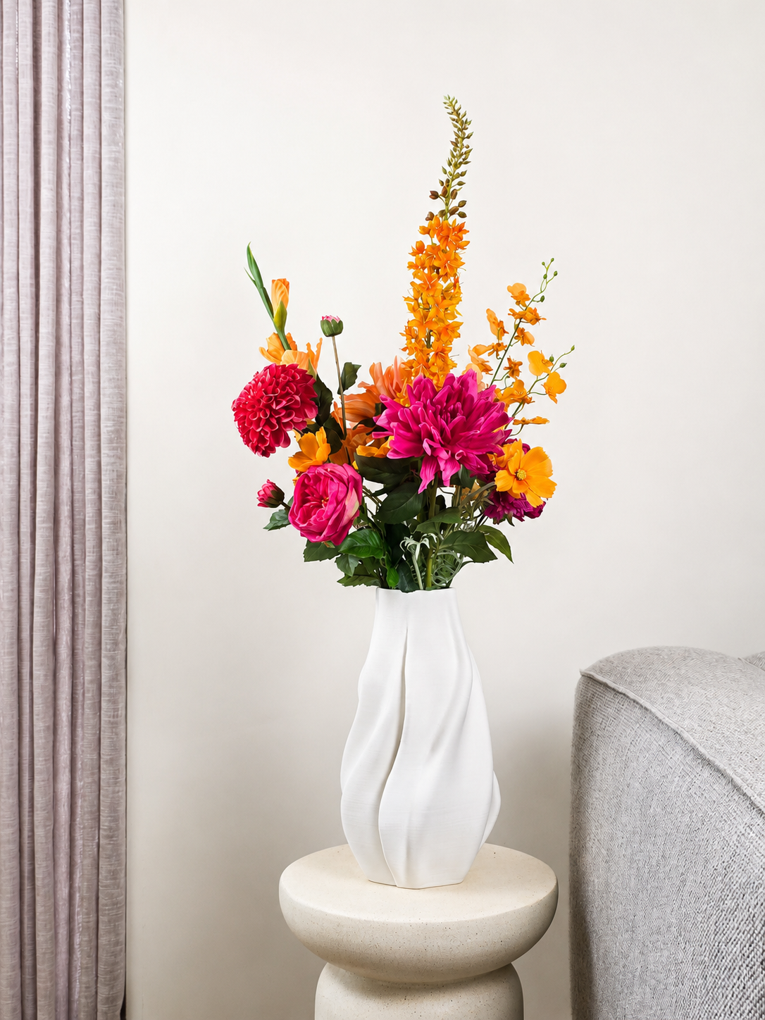 Zijden boeket Lia met kleurrijke bloemen in groene glazen vaas van Fleurisant