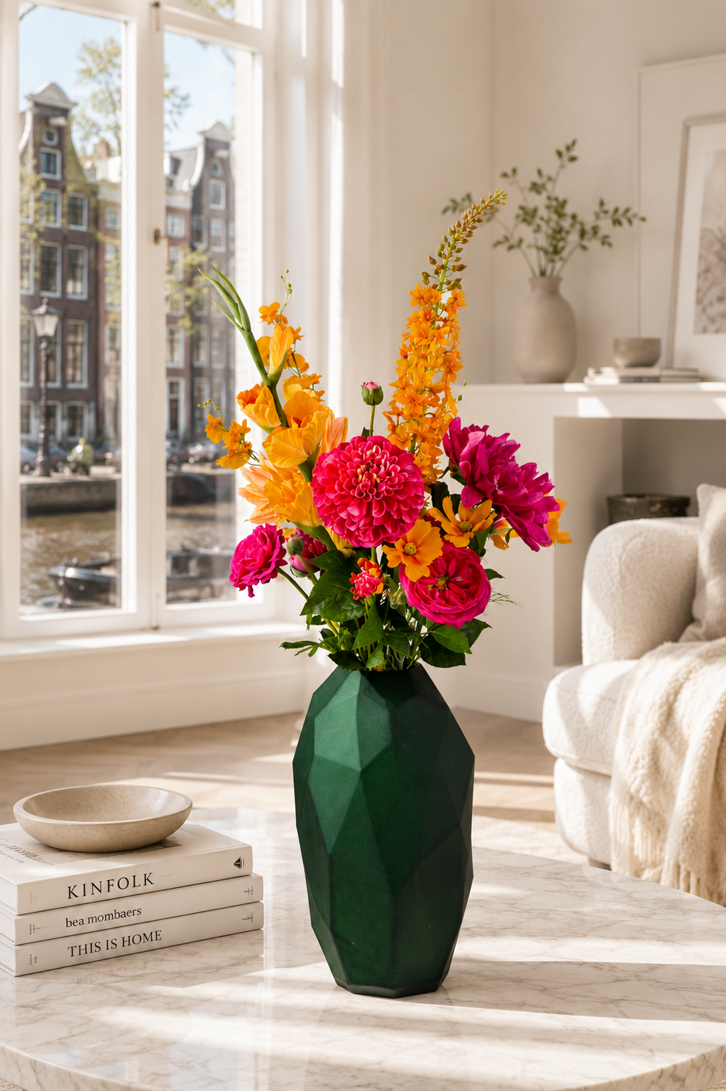 Zijden boeket Lia met kleurrijke bloemen in groene glazen vaas van Fleurisant