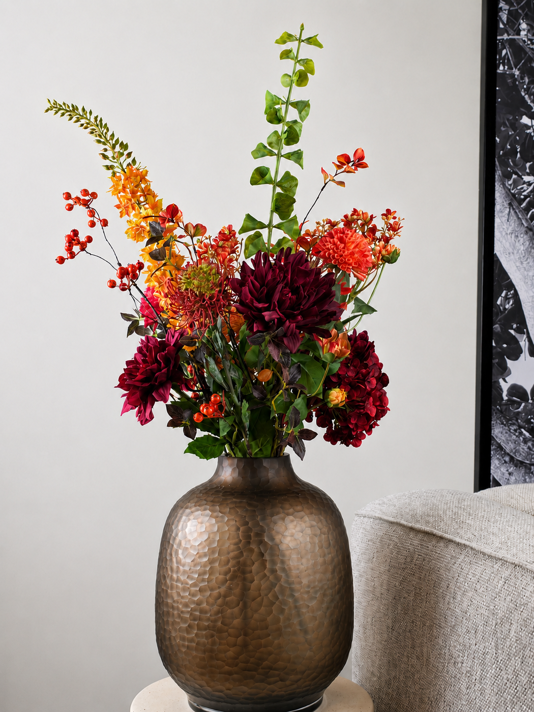 Zijden boeket Marie met diepe rode en oranje bloemen in bruine vaas van Fleurisant