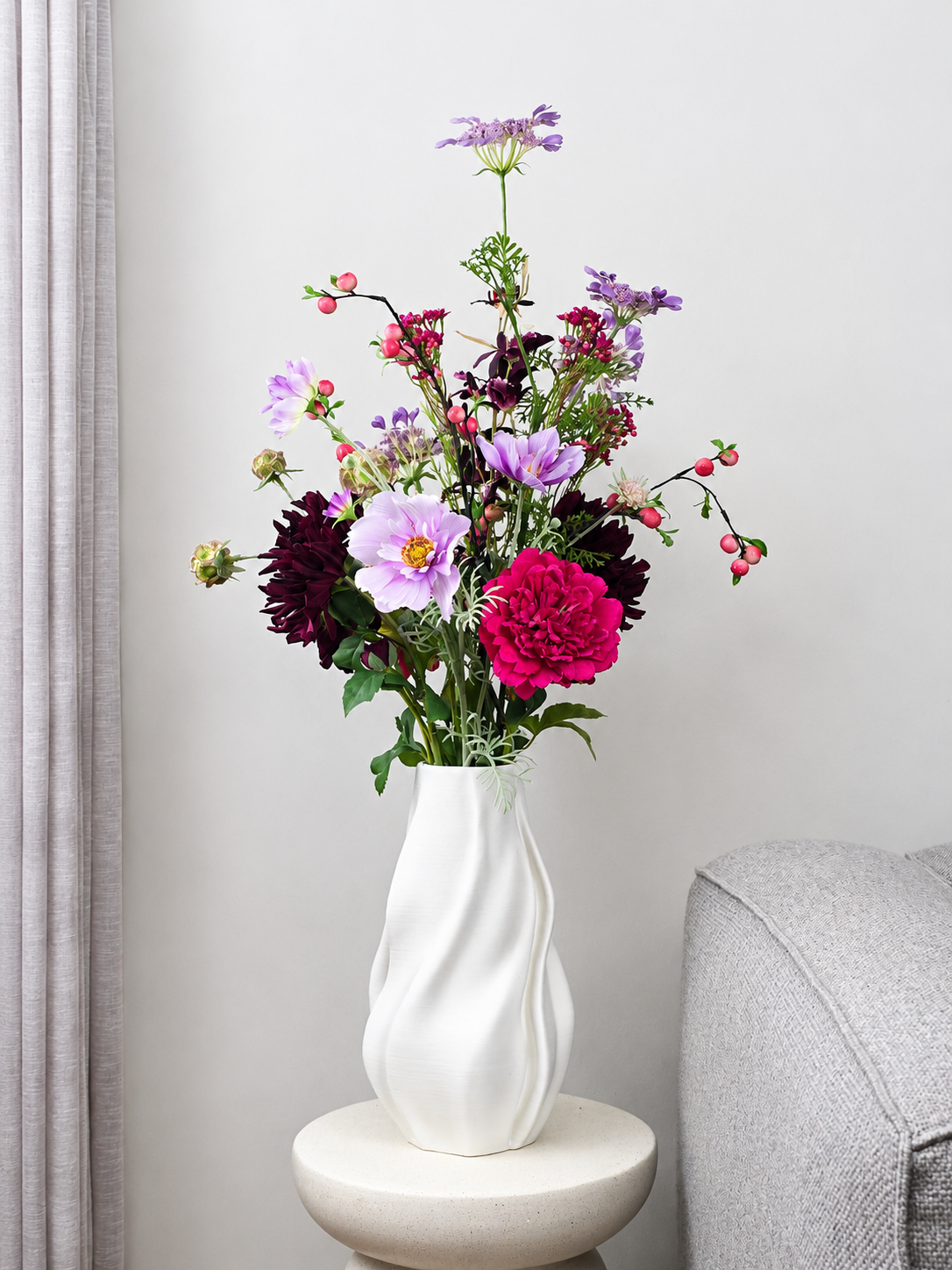 Zijden boeket Mila met paarse en roze bloemen in donkere vaas van Fleurisant