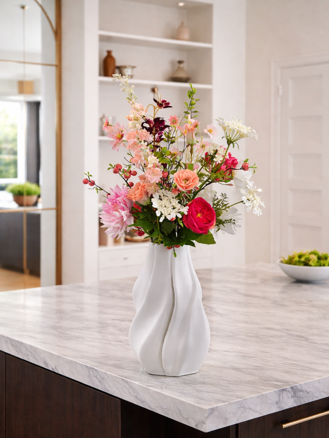 Zijden boeket Nea met roze bloemen en elegante uitstraling in witte vaas van Fleurisant