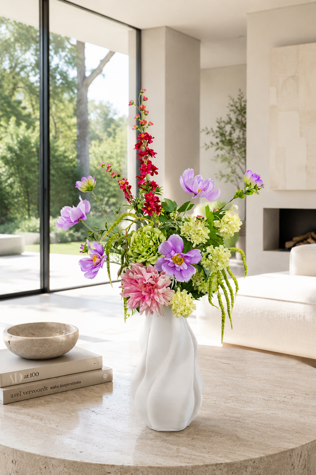 Zijden boeket Noor met frisse kleurrijke bloemen in witte vaas van Fleurisant