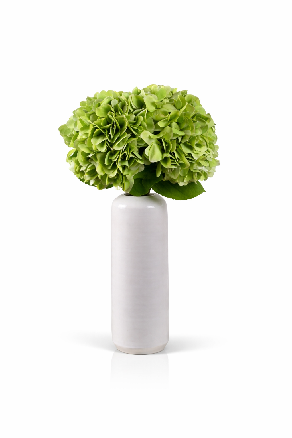 Zijden hortensia boeket Green Fortune met groene hortensia’s in witte vaas van Fleurisant