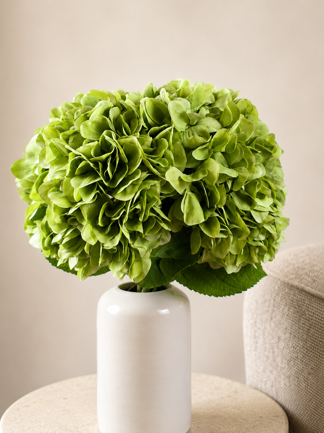 Zijden hortensia boeket Green Fortune met groene hortensia’s in witte vaas van Fleurisant