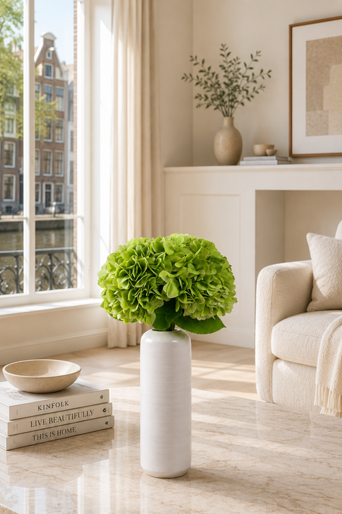 Zijden hortensia boeket Green Fortune met groene hortensia’s in witte vaas van Fleurisant