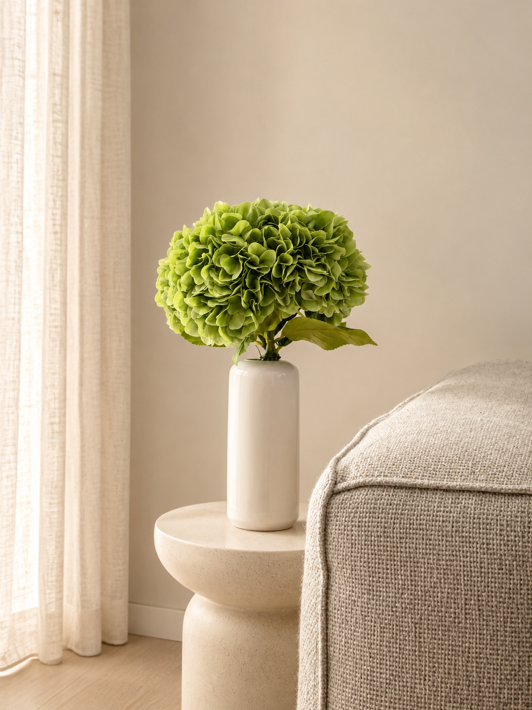 Zijden hortensia boeket Green Fortune met groene hortensia’s in witte vaas van Fleurisant